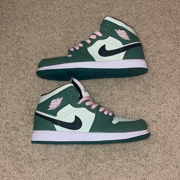 Dutch green Jordan 1 mid